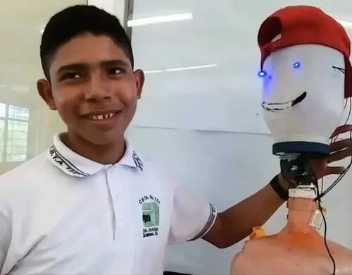 Niño de Oaxaca crea robot con garrafón y envase de mayonesa