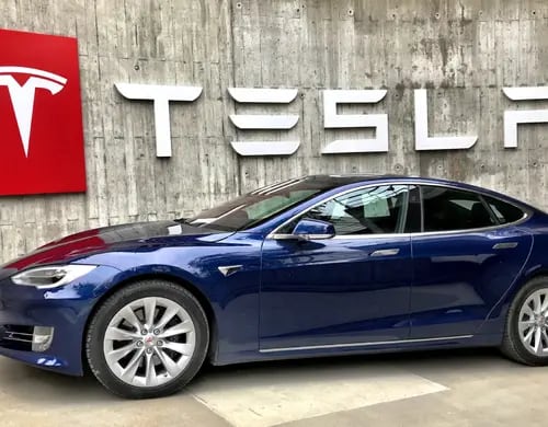 Tesla retirará 2 millones de autos por defectos en piloto automático