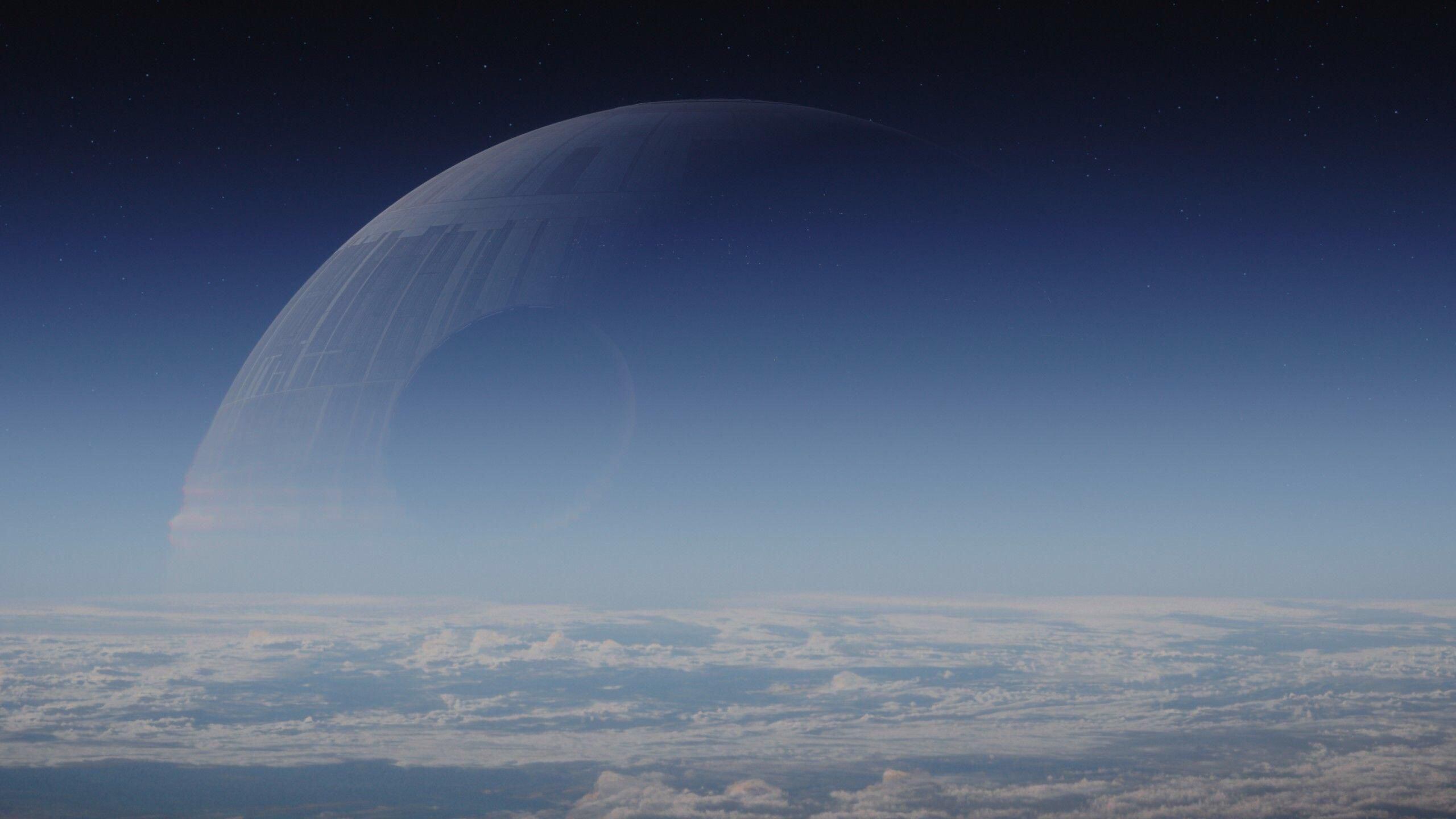 Películas de ciencia ficción como las de la saga de Star Wars popularizaron el uso de tecnologías láser en combate. En la imagen, se aprecia la mítica nave Death Star, capaz de propulsar un láser destructor de mundos. Fuente: Disney.
