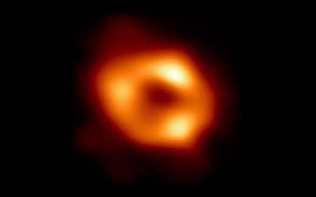Una fotografía de Sagitario A*, el agujero negro que se encuentra en el núcleo de la Vía Láctea. Fuente: NASA.