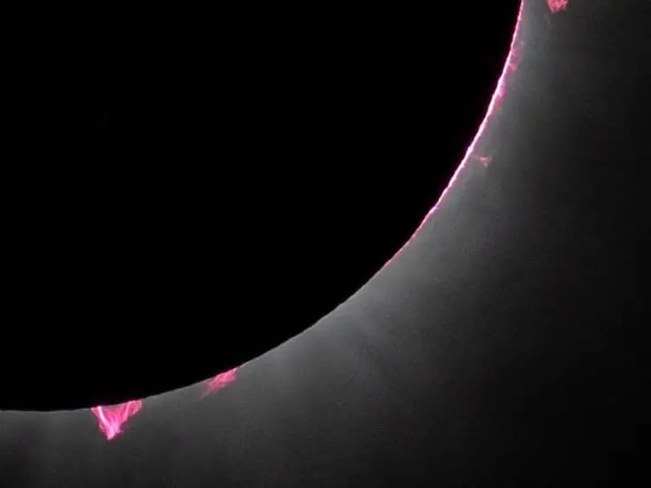 NASA descubrió enormes “llamas” rosa durente Eclipse de Sol en México, ¿de qué se trata?