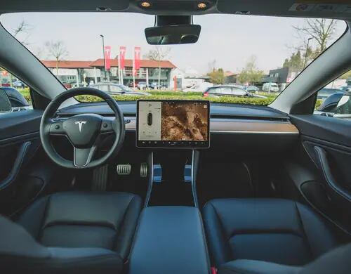 ¿Es segura la conducción autónoma de Tesla? Un exempleado revela los defectos del software
