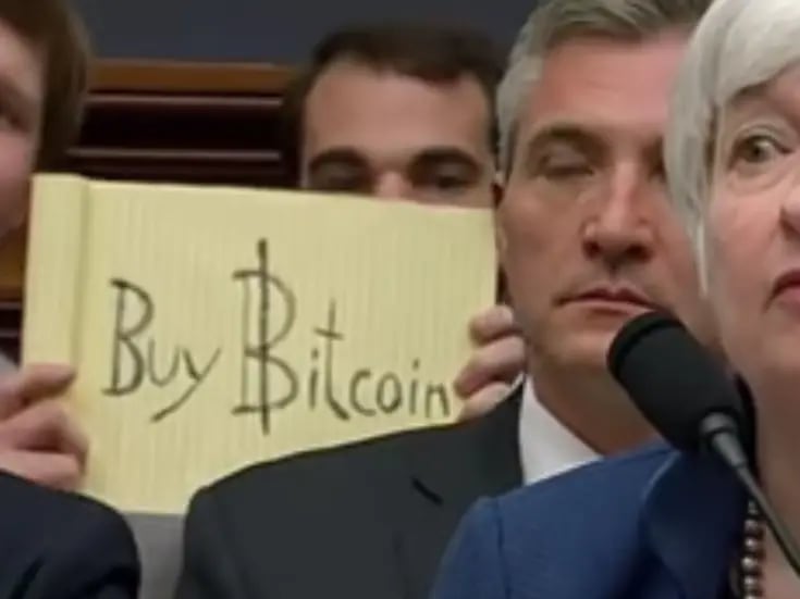 “Buy Bitcoin”: El famoso cartel que apareció en el Congreso en 2017 fue vendido por un millón de dólares