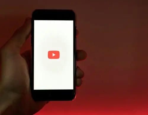 YouTube exige que videos aclaren si fueron hechos con inteligencia artificial