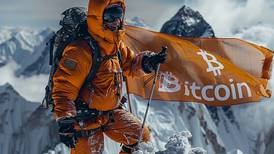 Fanático de Bitcoin quiere poner una bandera naranja  de Bitcoin en la cima del Everest