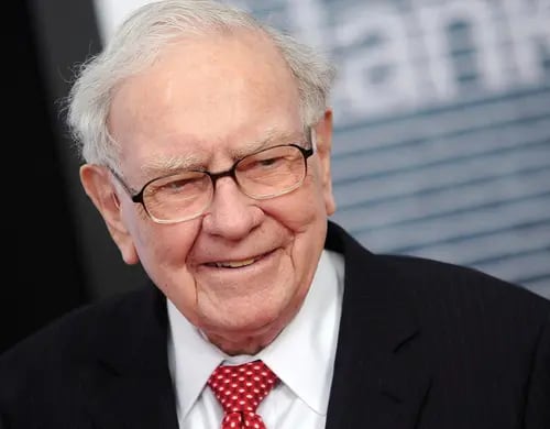 Warren Buffett advierte de página web que usa el nombre de su empresa, llama a las criptos "venenos para ratas"