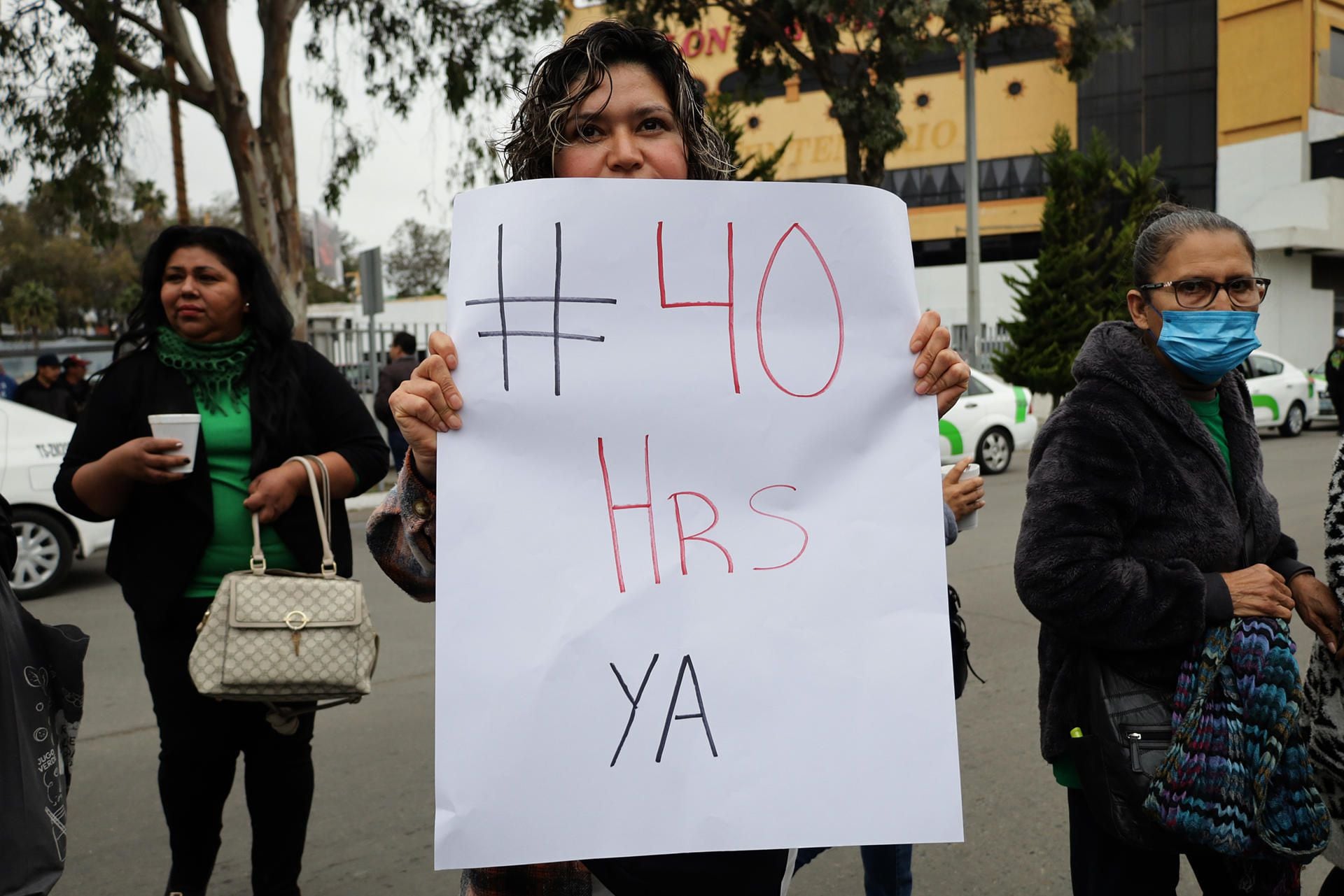 Trabajadores a favor de la reducción de la jornada laboral se manifiestan hoy, en la ciudad de Tijuana (México). EFE/Joebeth Terríquez
