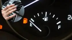 ¿Cuánta gasolina gasta el aire condicionado de mi auto? Las cifras que no debes ignorar este verano