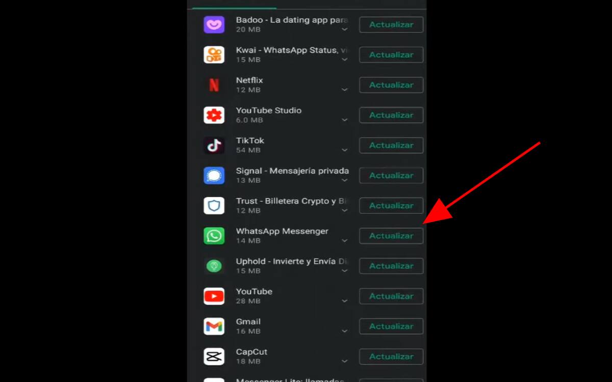 Sólo debes visitar las tiendas de aplicaciones de tus dispositivos y asegurarte de que WhatsApp no cuente con actualizaciones nuevas. Fuente: Captura de pantalla.