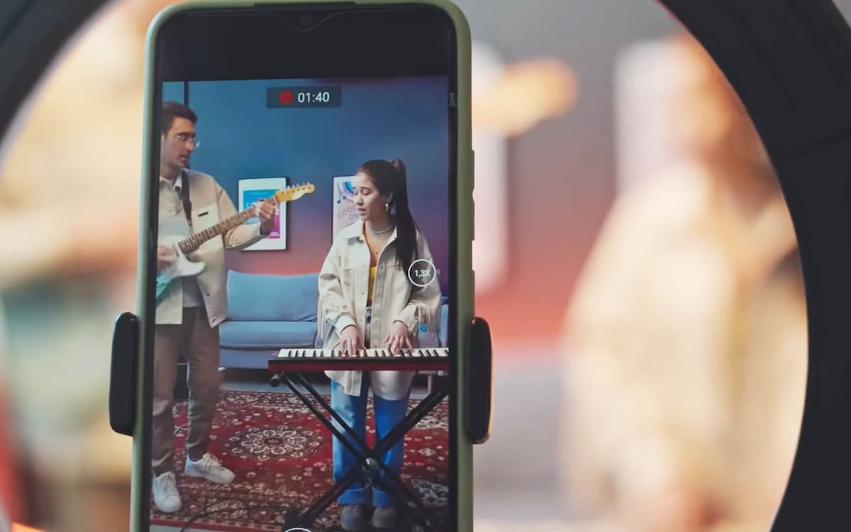 Aunque Instagram recompensa más los videos y las fotografías, puedes experimentar con diversos formatos de contenido para enganchar a tus audiencias, desde trasmisiones en directo, encuestas, concursos, entre muchas otras opciones.