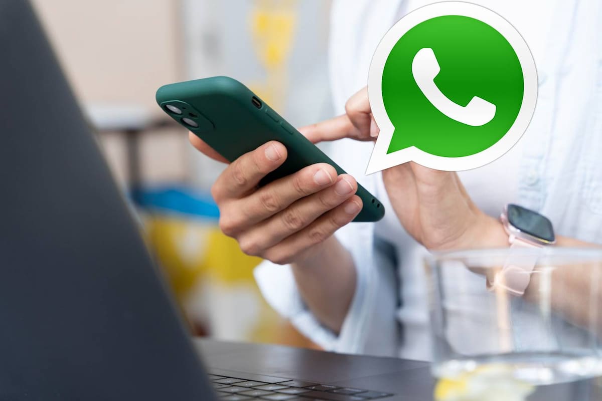 Actividades como consumo mayor de datos o ruidos extraños en llamadas, pueden indicar que alguien espía el teléfono celular. | Foto: Freepik/ Pngwing