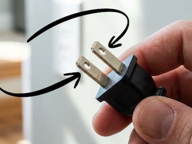 ¿Para qué sirven los orificios en las clavijas eléctricas? Descubre su función técnica poco conocida