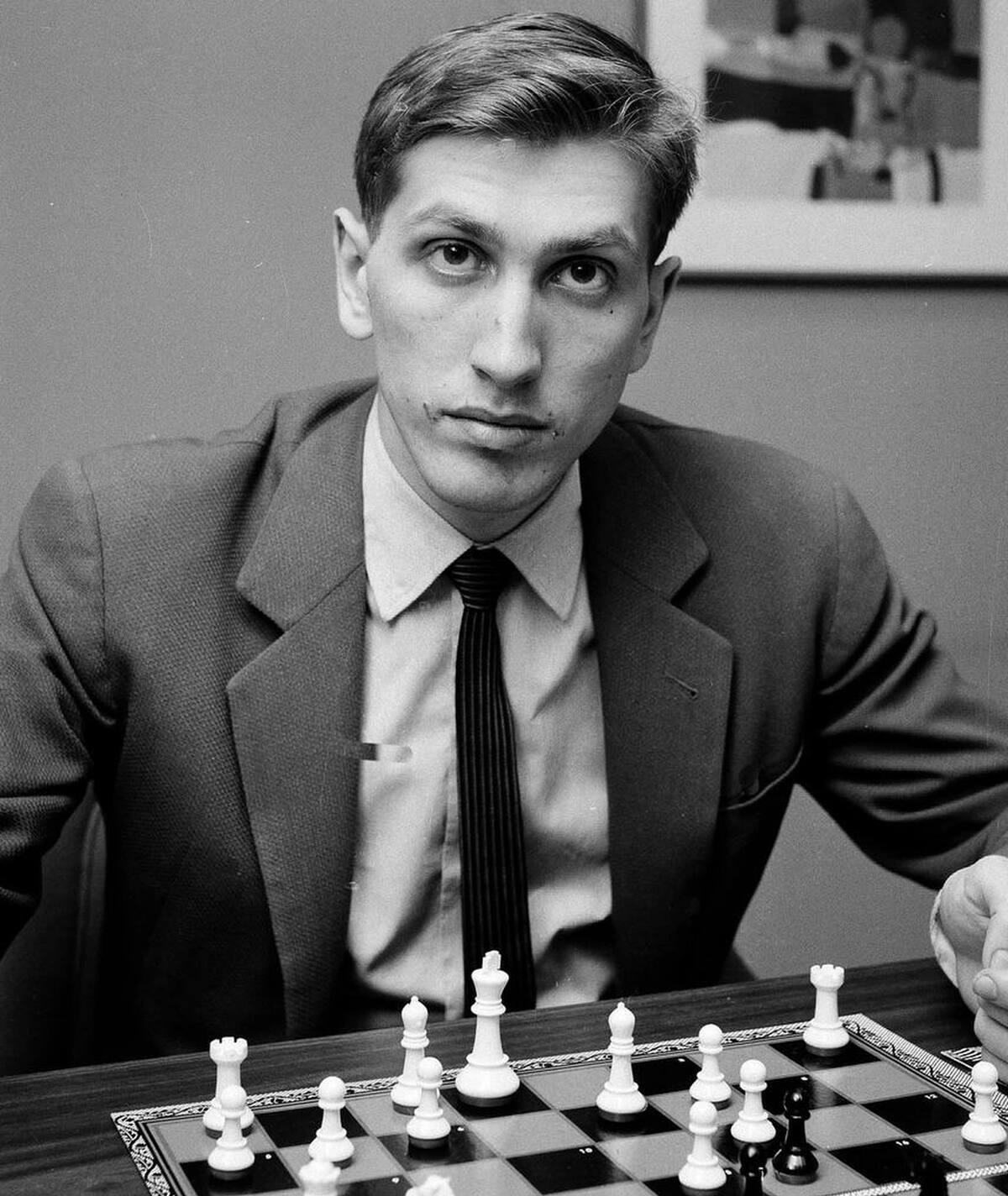 Bobby Fischer, campeón mundial de ajedrez en 1972, se retiró después de su victoria y nunca defendió su título, llevando una vida retirada y fuera de la escena ajedrecística competitiva durante muchos años.