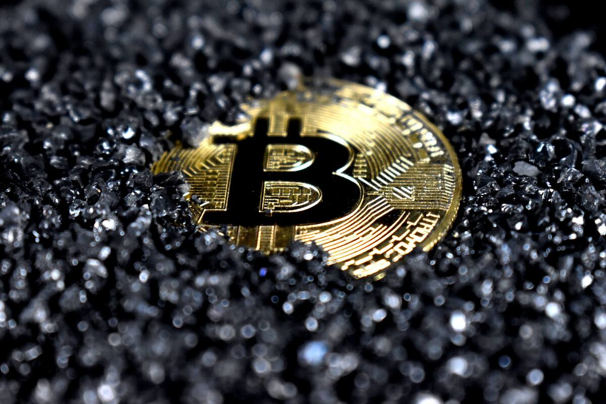 En el proceso de minar criptomonedas, se utiliza una cantidad significativa de energía eléctrica; de hecho, la red de Bitcoin consume más electricidad anualmente que algunos países enteros.