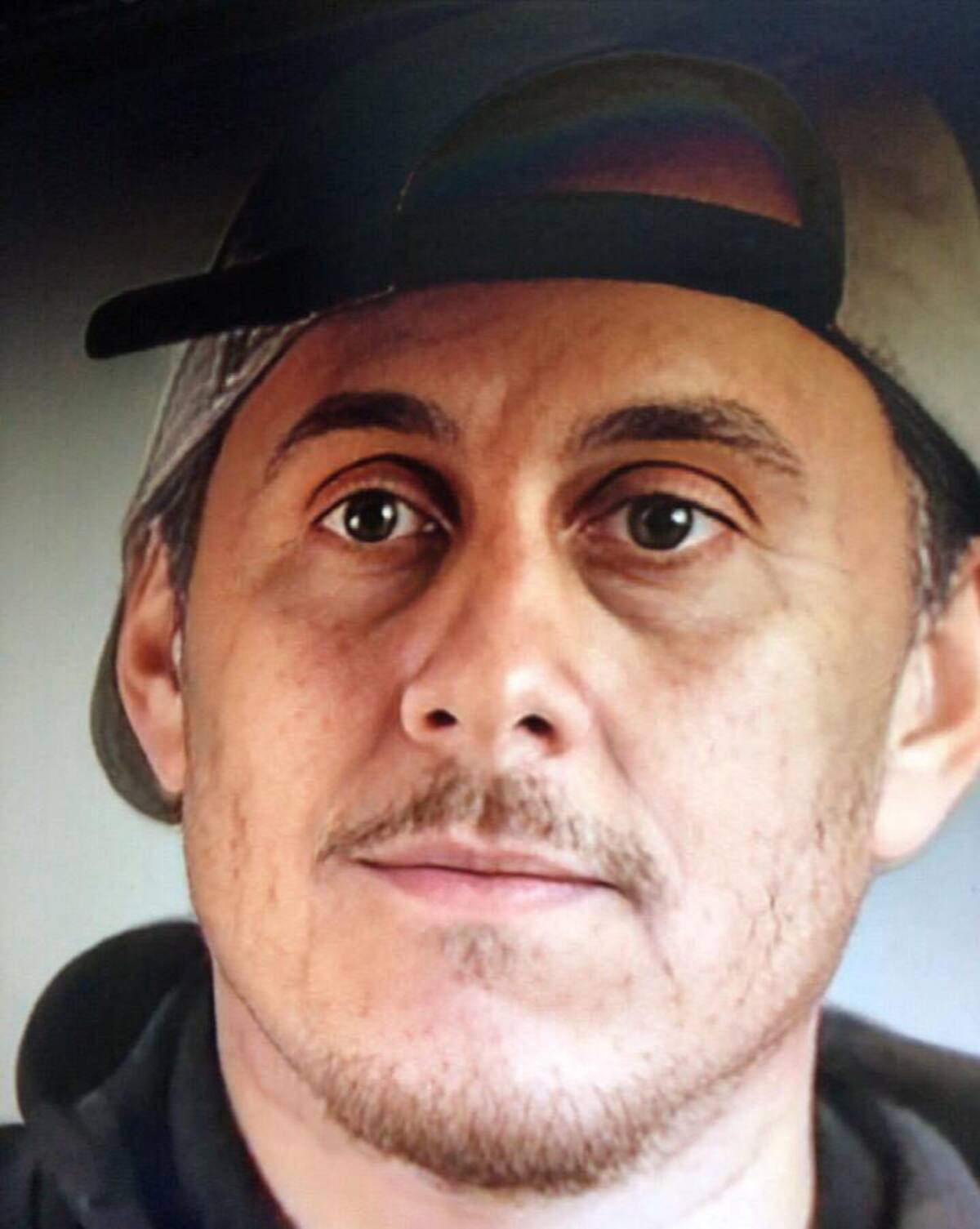 Canserbero, apodado "El Poeta del Rap", también era conocido por su habilidad para combinar líricas poéticas con ritmos de rap, creando un estilo distintivo que resonó entre sus seguidores.