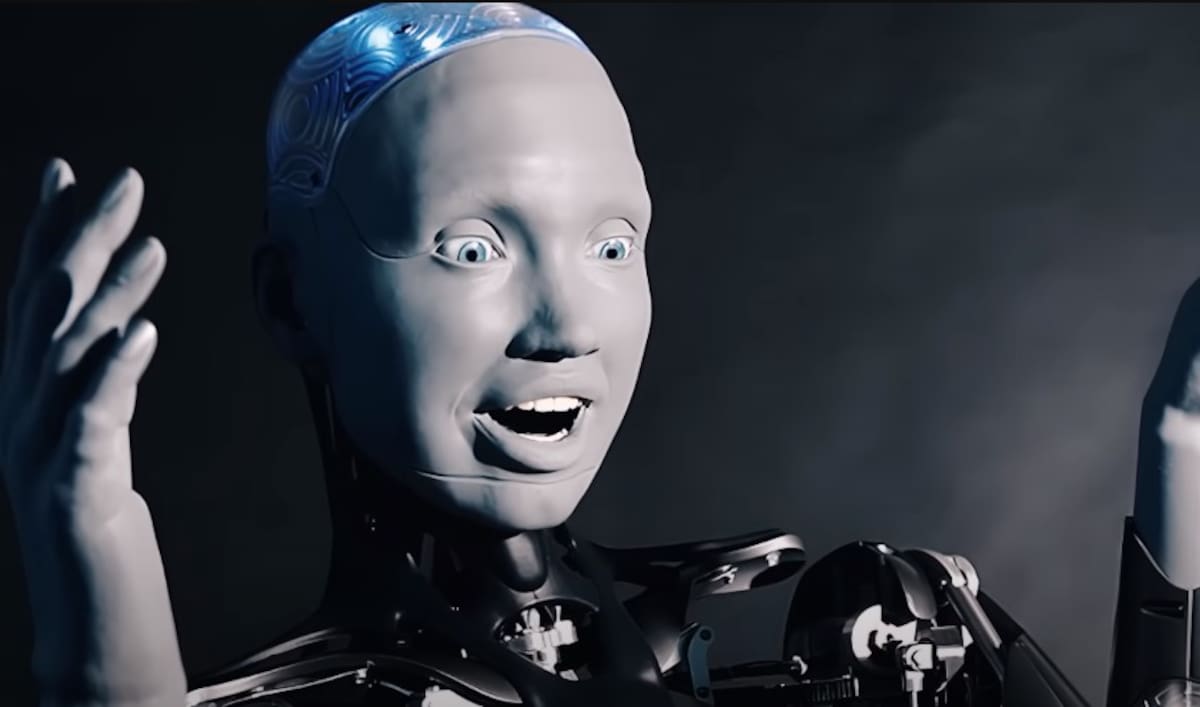 Ameca, el robot humanoide más avanzado creado por Engineered Arts, ha despertado sospechas de tener conciencia propia. Aunque tiene limitaciones físicas, ha demostrado sorprendentes habilidades de razonamiento y comprensión, destacando por su elocuencia al responder a cuestionamientos complejos sobre temas que van desde ecología hasta sociedad.
