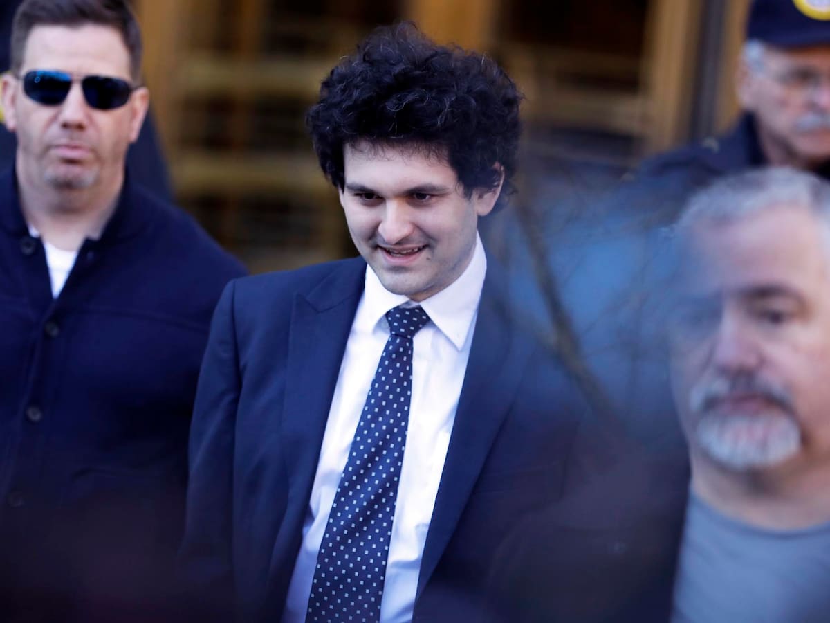 Por mala conexión a internet, abogados solicitan libertad provisional para Sam Bankman-Fried
