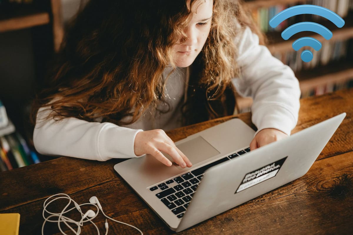Existen pequeños cambios que pueden hacer la diferencia en mejorar la velocidad del Internet. | Foto: Unsplash/ Pngwing