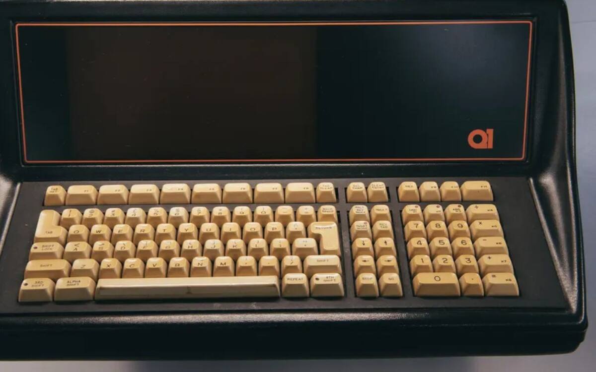 Fabricado en 1972 por la Q1 Corporation, este precursor de las PCs modernas marcó un hito al ser diseñado y alimentado por un solo chip. Fuente: Just Cause.