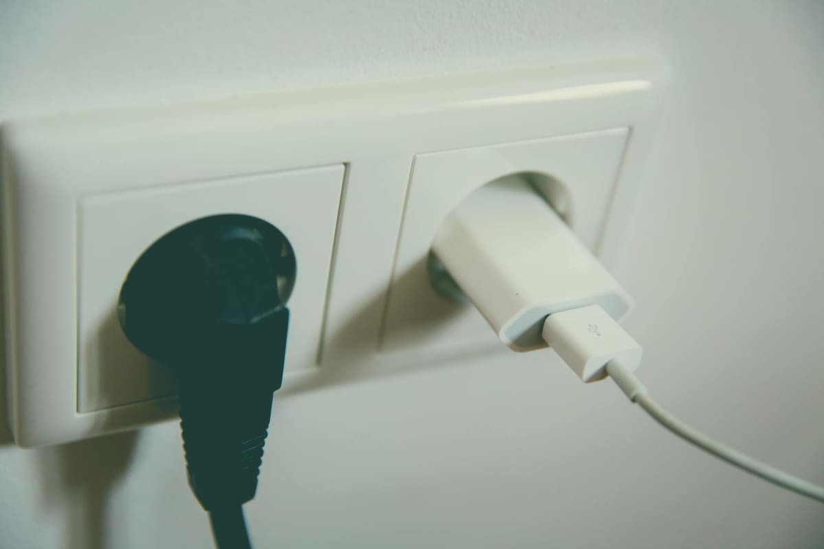 Los pequeños orificios en el enchufe eléctrico permiten que se sujeten mejor al tomacorriente. | Foto: Pexels