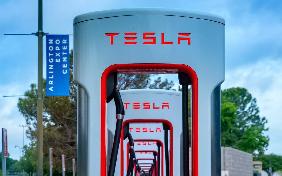 El supercargador más grande de Tesla en Estados Unidos, ubicado en Kettleman City, California, cuenta con 40 estaciones de carga, un Tesla Lounge, tienda de recuerdos y baños, ofreciendo a los conductores una experiencia completa durante la recarga.