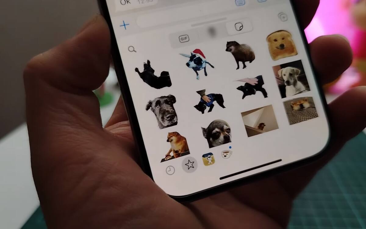Previo a esta función, era común que los usuarios crearan stickers a través de apps externas. Para comenzar, asegúrate de tener la versión más reciente de WhatsApp en tu iPhone. Fuente: YouTube.
