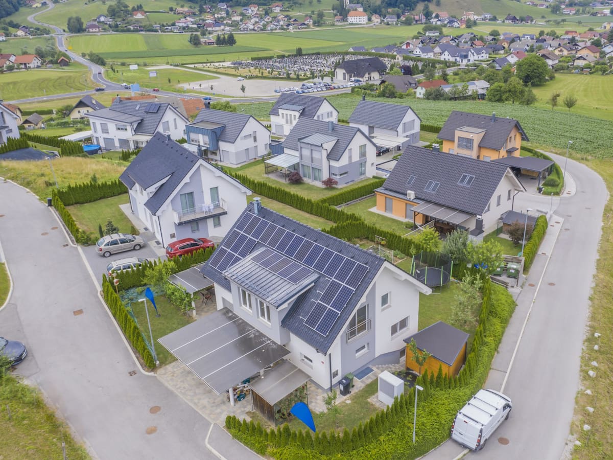 Viviendas autosuficientes: Cómo operan los hogares Net Zero que minimizan casi todo el consumo eléctrico y pueden eliminar el recibo de luz