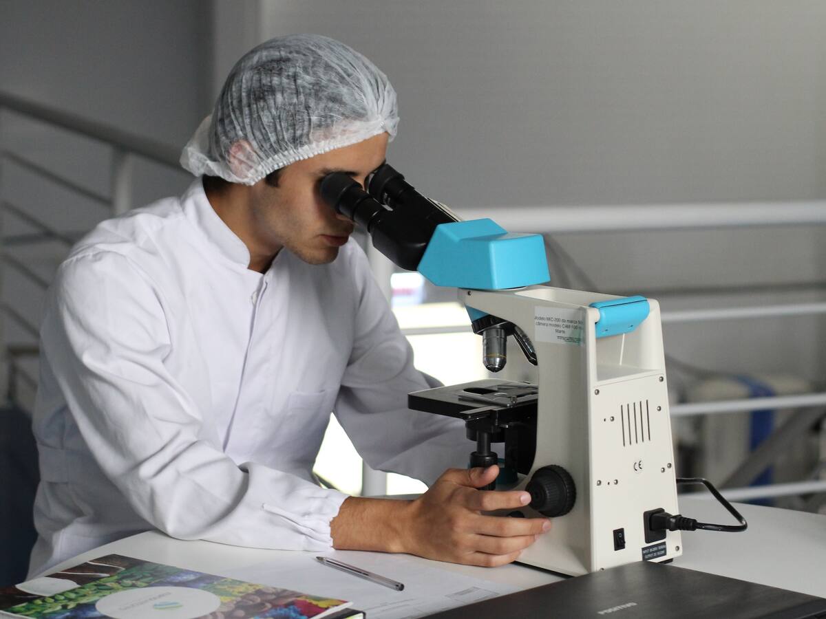 Científico mexicano descubre posible medicamento contra el cáncer gracias a una inteligencia artificial