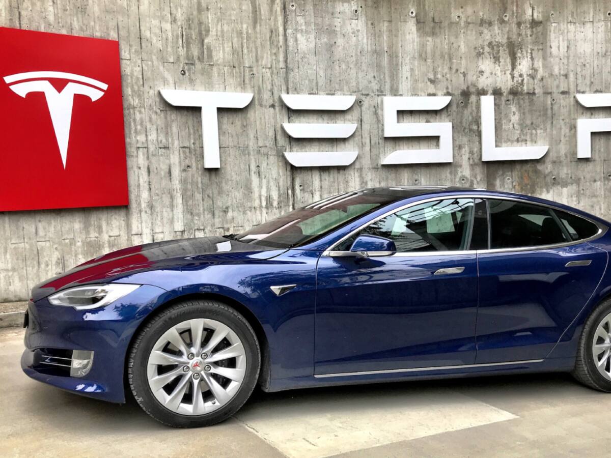 Tesla retirará 2 millones de autos por defectos en piloto automático