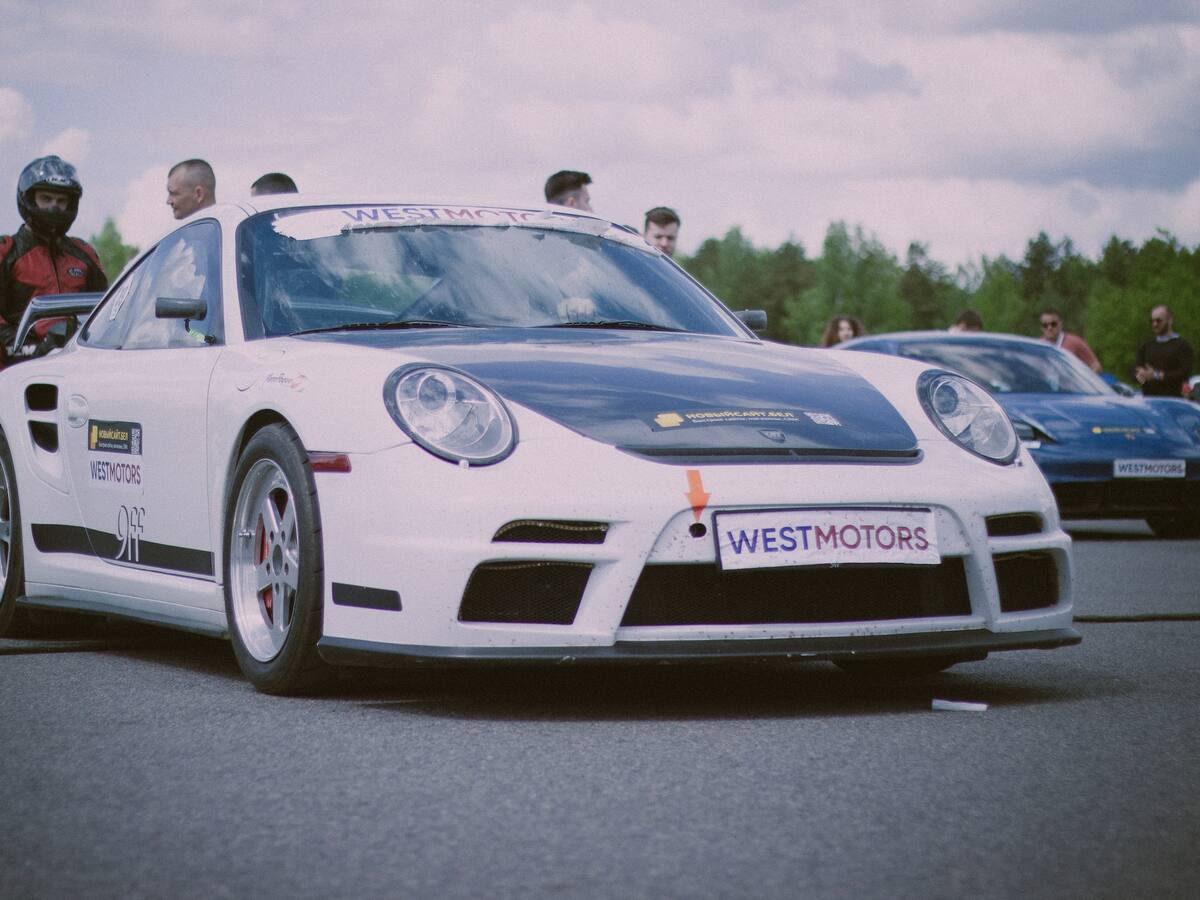 La colección NFT de Porsche tuvo un mal comienzo por su precio