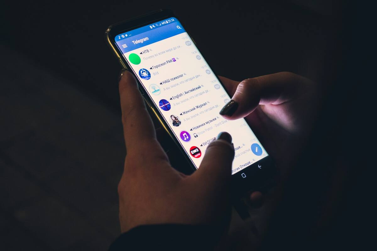 En Telegram, ajusta la privacidad para controlar quién ve tu información personal, como el número de teléfono y la última vez en línea. Foto ilustrativa / Unsplash.