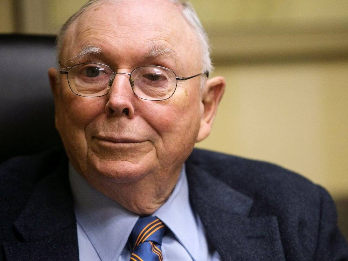 "Criptomonedas son una un juego tonto", arremete el multimillonario Charlie Munger