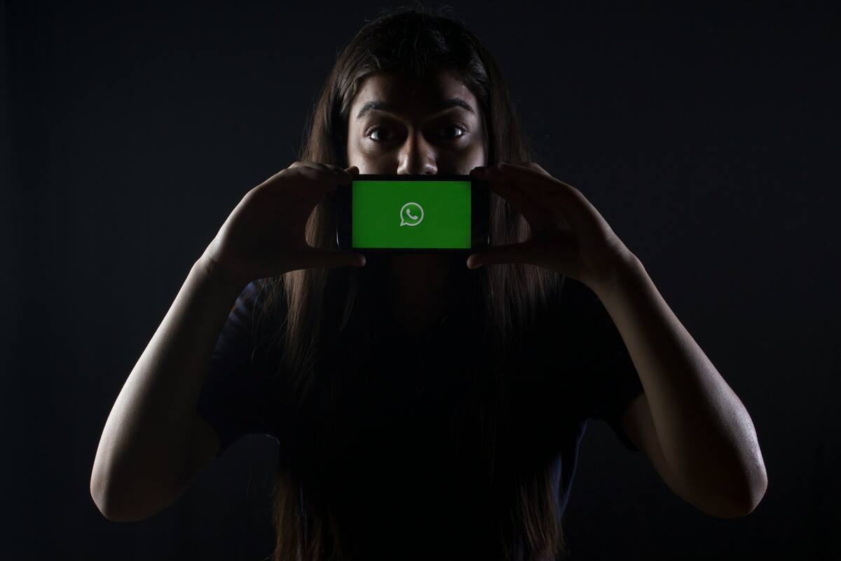 Usar una versión no oficial de WhatsApp le da permisos importantes en tu teléfono, así como accesso a tu información de contactos, fotos y contraseñas a terceros, quienes podrían usar esta información y control sobre tu dispositivo de forma perjudicial.