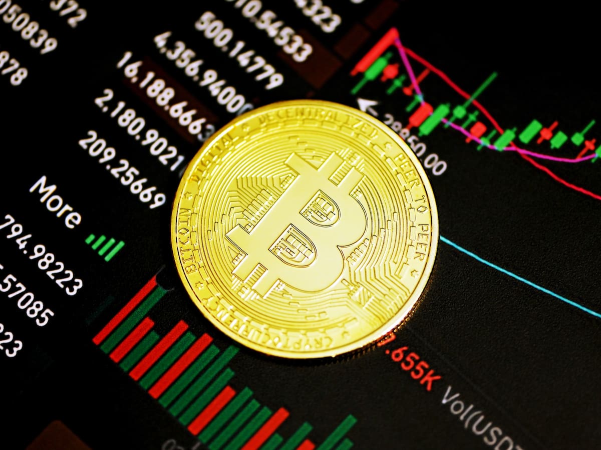 Bitcoin se mantiene en los 28 mil dólares mientras que Dogecoin incrementa su valor