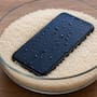 No es solo meterlo al arroz; este es el que sí funciona para secar un celular mojado y por qué técnicos advierten que el método puede dañar más el teléfono si se usa incorrectamente