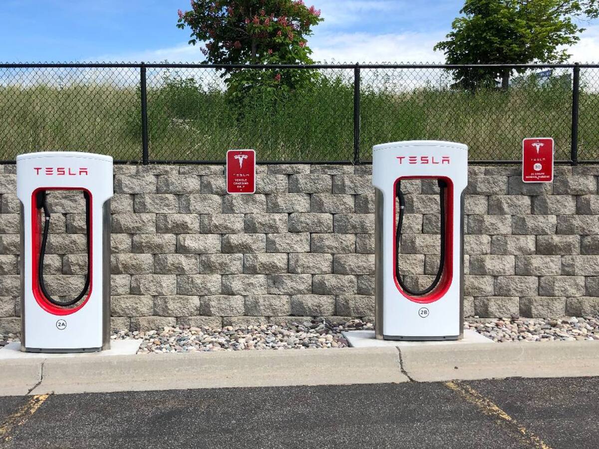 ¿Por qué Tesla impuso una nueva tarifa para “limitar tráfico” de sus supercargadores?