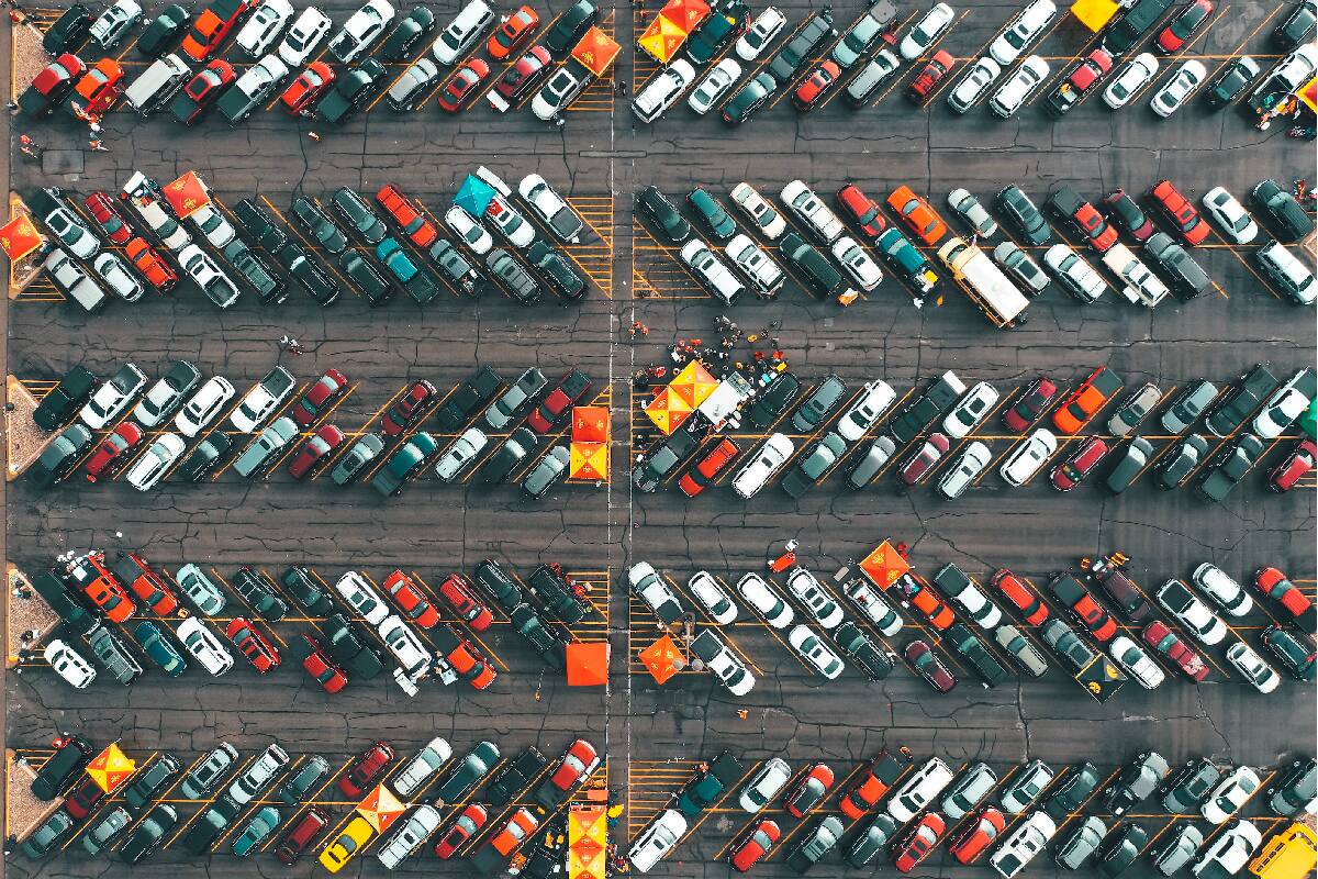 Durante la temporada navideña la mayoría de los establecimientos se encuentran repletos de personas, por lo que estacionar el auto puede ser una actividad tediosa y drenadora.