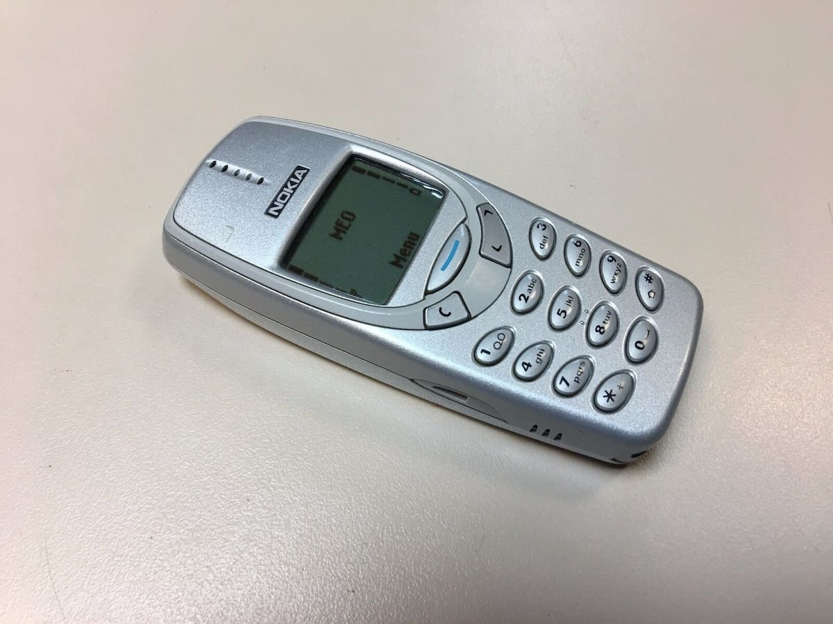 Nokia también destacaba la resistencia del diseño frente al polvo y la lluvia, una característica importante para un teléfono dirigido a mercados donde la durabilidad y el precio tenían un peso considerable. | Foto: Especial