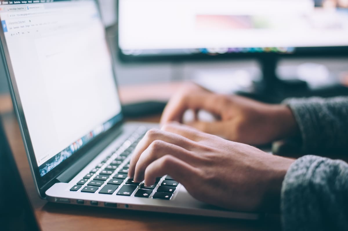 Gana dinero creando tu propia página web con inteligencia artificial, generando contenido automático y monetizándola con anuncios como Google AdSense.