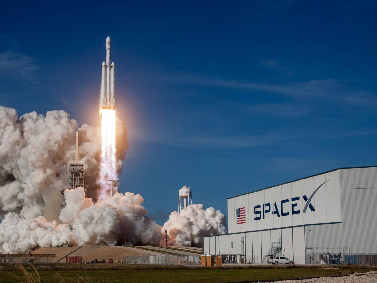 SpaceX de Elon Musk construye satélites espía para Estados Unidos
