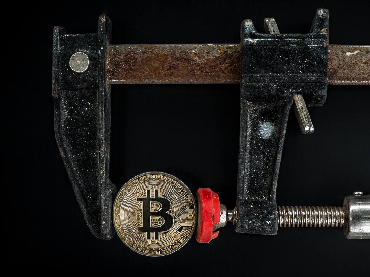 Mineros de Bitcoin cointinúan vendiendo; el halving está cerca
