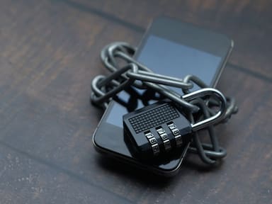 ¿Crees que tu pareja está entrando a tu celular? Expertos revelan signos para identificarlo y cuidar tus mensajes, imágenes y perfiles