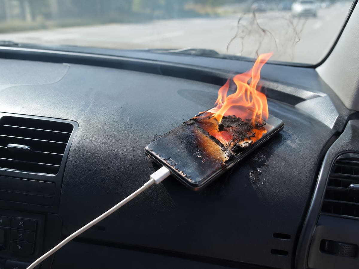 Un celular puede incendiarse al cargarse dentro de un auto por sobrecalentamiento y fallas en baterías de litio, según expertos, y estos son los factores de riesgo que debes evitar en el uso diario