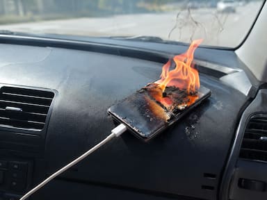 Un celular puede incendiarse al cargarse dentro de un auto por sobrecalentamiento y fallas en baterías de litio, según expertos, y estos son los factores de riesgo que debes evitar en el uso diario