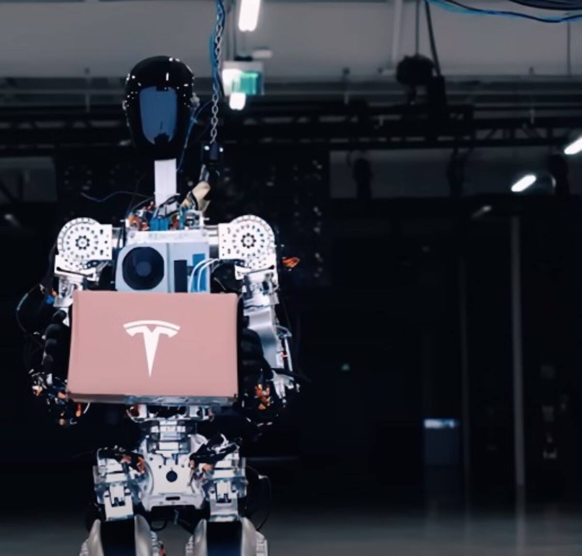 Optimus, el robot de Tesla, está diseñado para trabajar en cadenas de producción, levantando y moviendo cargas pesadas. Elon Musk planea su comercialización masiva, pero las expectativas también generan preocupaciones sobre el futuro de la automatización y su impacto en la sociedad.