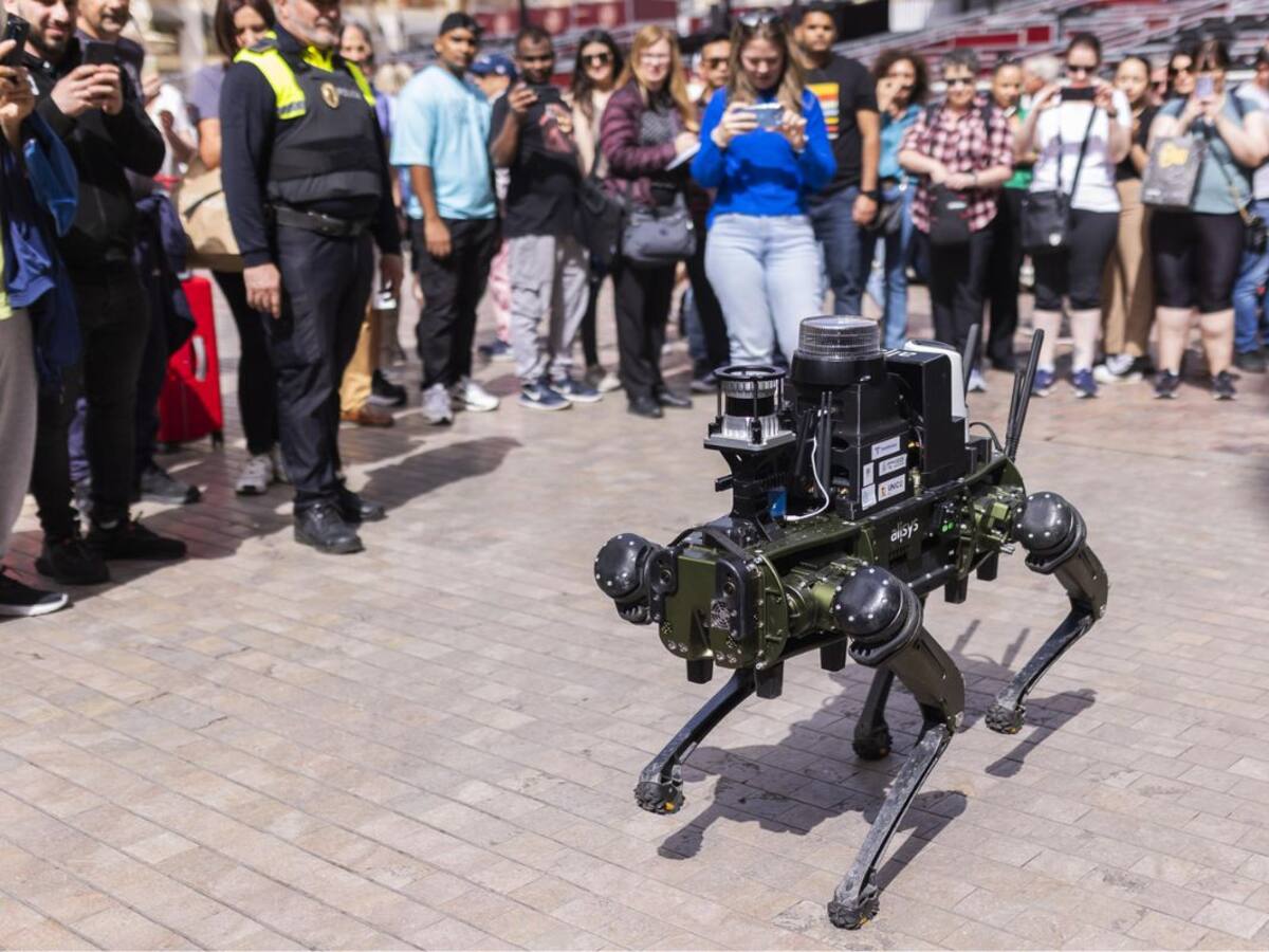 Perro Robot con inteligencia artificial entra a la policía de España (VIDEO)