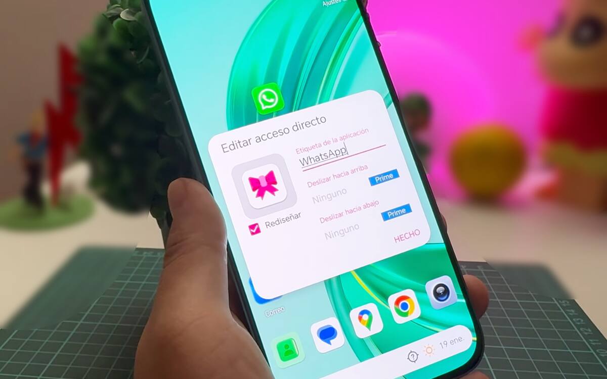 El proceso implica la descarga de Nova Launcher, la elección de un nuevo estilo de icono, la búsqueda de un moño rosa en formato PNG en Google Chrome, y ajustes dentro de la aplicación para lograr el cambio estético a un "modo coqueto" en WhatsApp.