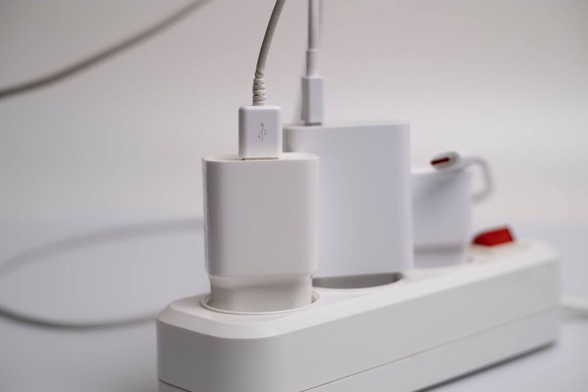 Durante la temporada de calor, los dispositivos electrónicos corren riesgo de daño por las altas temperaturas, por lo que recomiendan evitar el uso de multiconectores. | Foto: Pexels