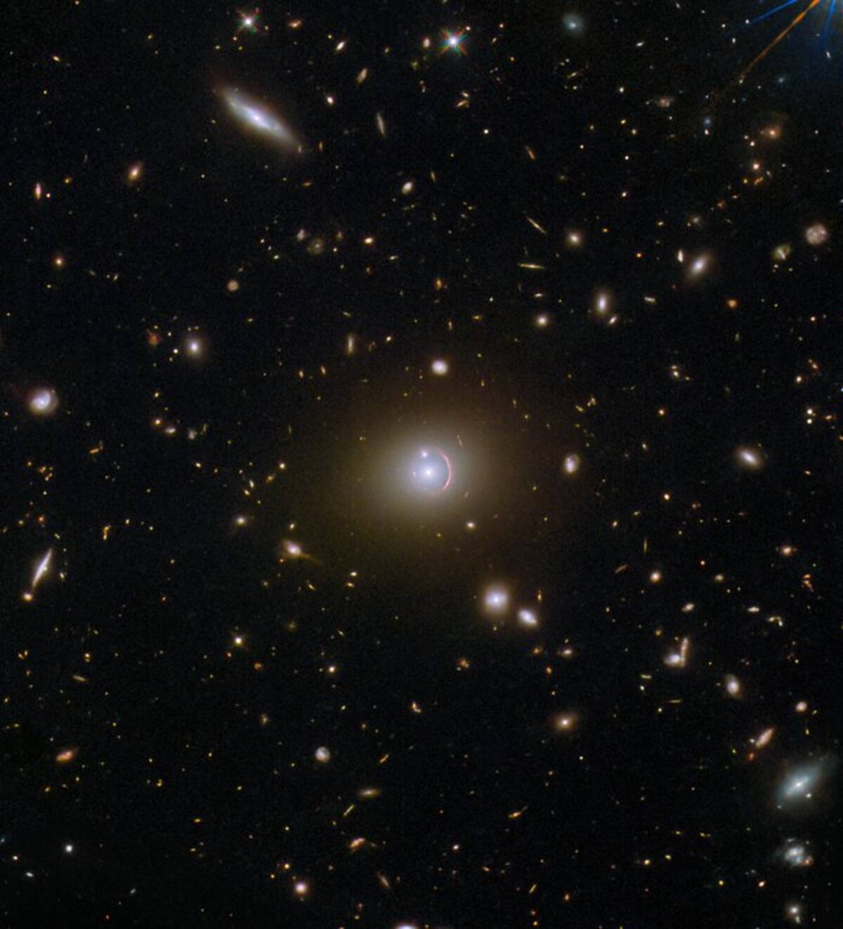 El anillo de Einstein descubierto, HerS J020941.1+001557, ofrece una visión remota del cosmos, con su luz viajando más de 19 mil millones de años luz hasta alcanzarnos, proporcionando información valiosa sobre eventos ocurridos hace más de 11 mil millones de años. Fuente: ESA/Hubble & NASA, H. Nayyeri, L. Marchetti, J. Lowenthal