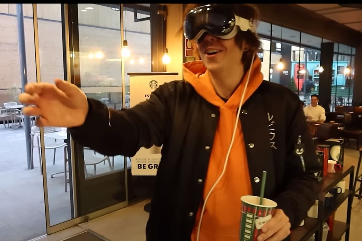 El Rubius con los Apple vision Pro en un starbucks